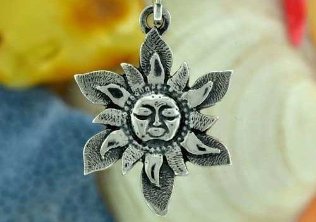 El símbolo del sol es un pequeño amuleto para la buena suerte. 