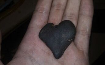 piedra en forma de corazón como talismán de buena suerte