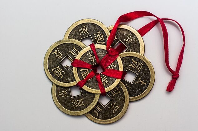 Amuleto de monedas para la buena suerte y la riqueza. 