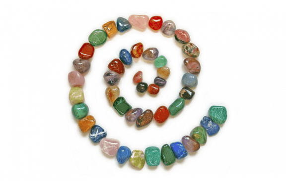 Amuleto de bricolaje para la buena suerte de piedras de colores. 