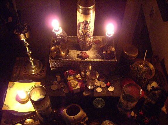 amuleto de una vela encendida y monedas para la buena suerte