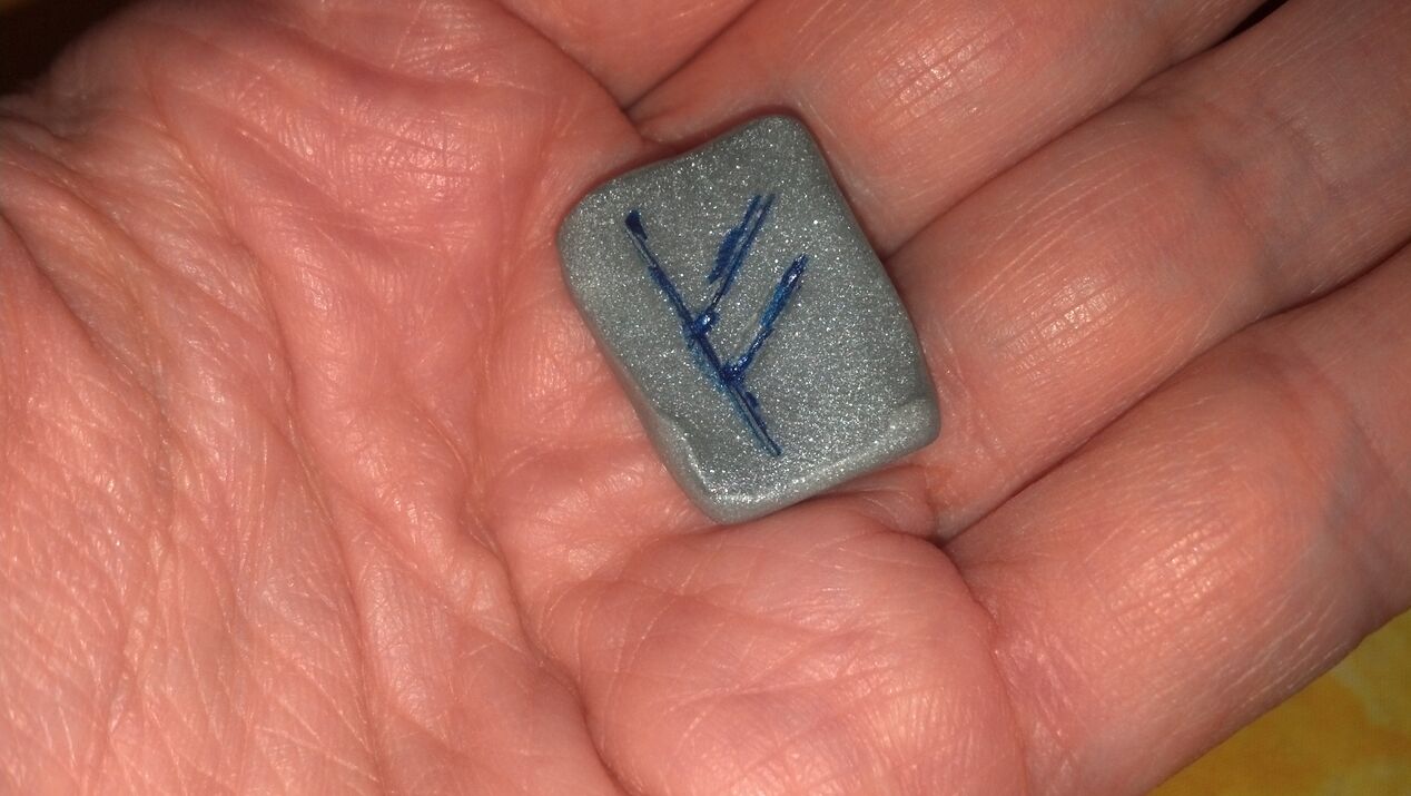 amuleto de runas para atraer riqueza