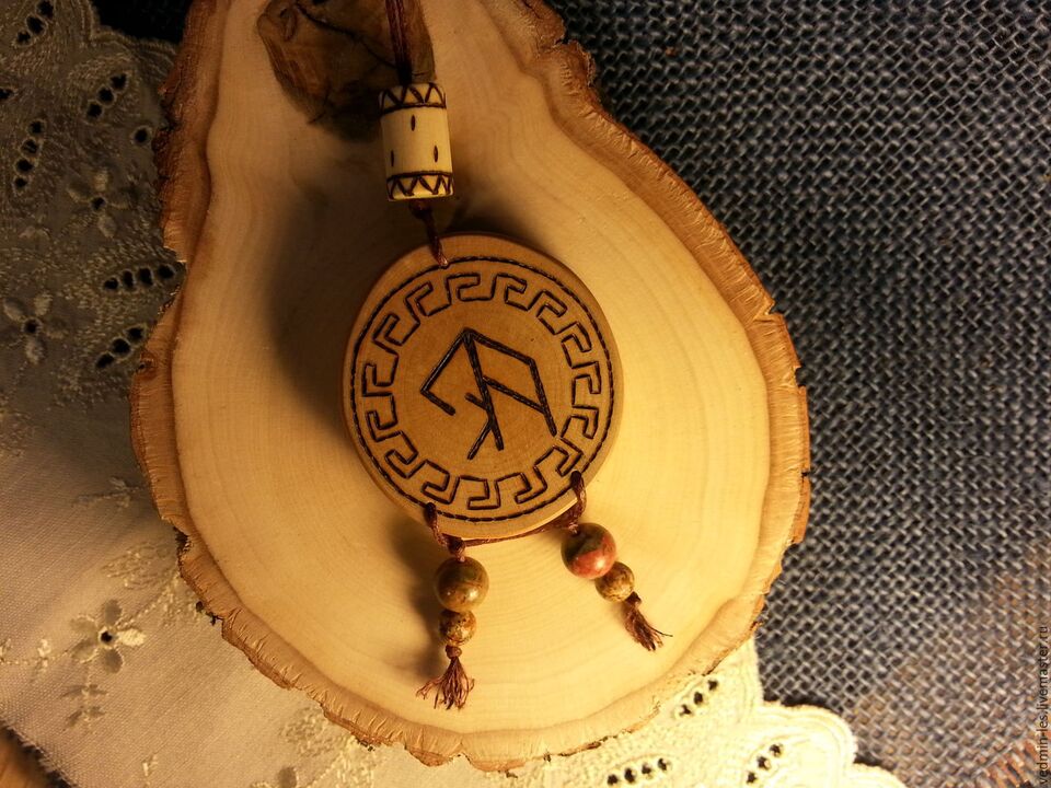 amuleto con una runa para la buena suerte foto 1