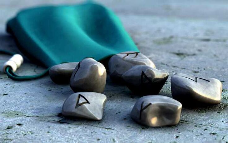 Bolsa con runas como amuleto para la buena suerte.