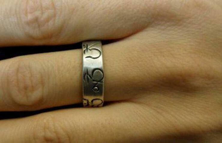 anillo como amuleto de buena suerte
