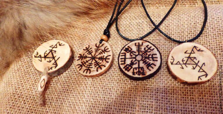 colgantes con runas como talismanes del éxito